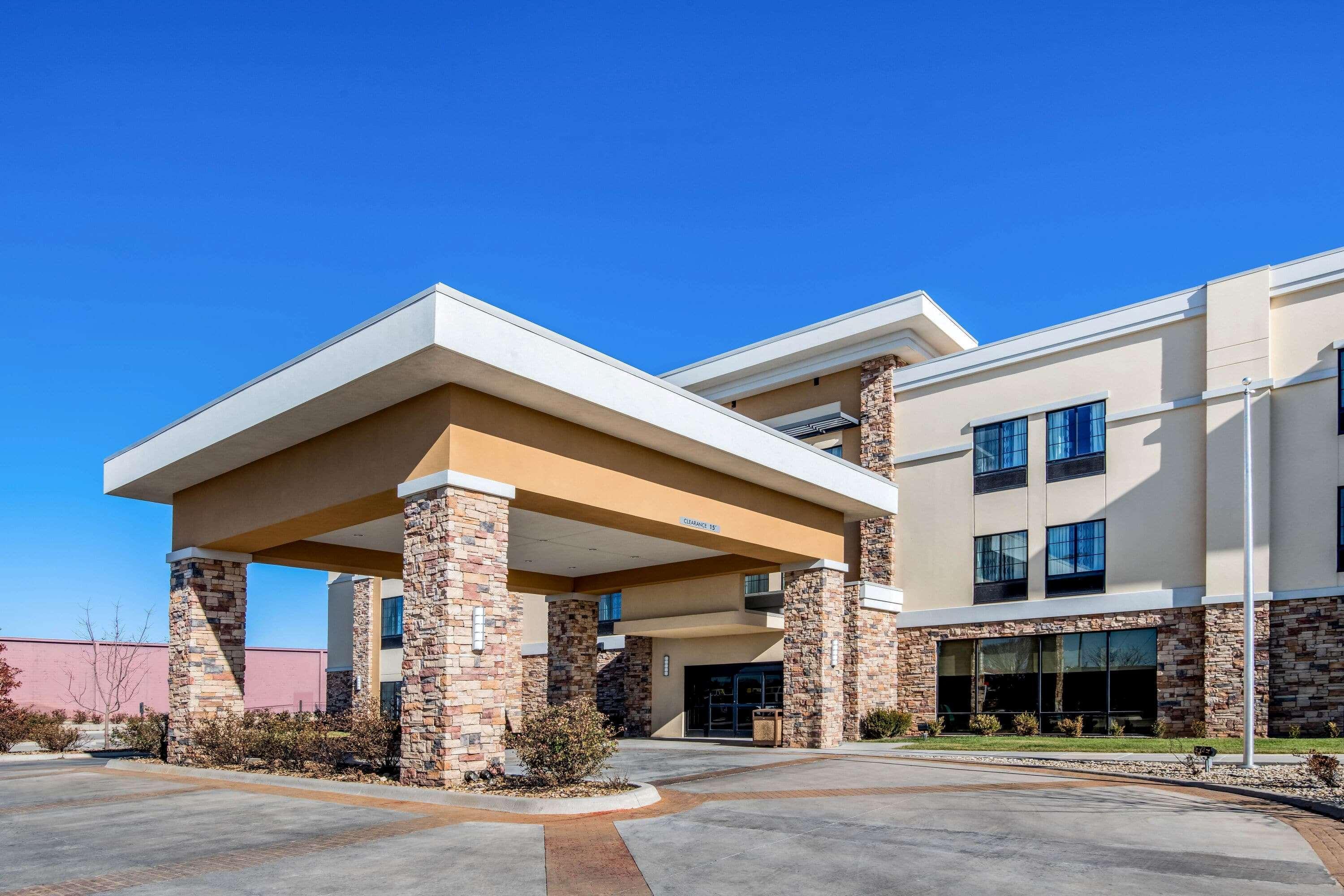 La Quinta By Wyndham Pampa Hotel Exterior foto