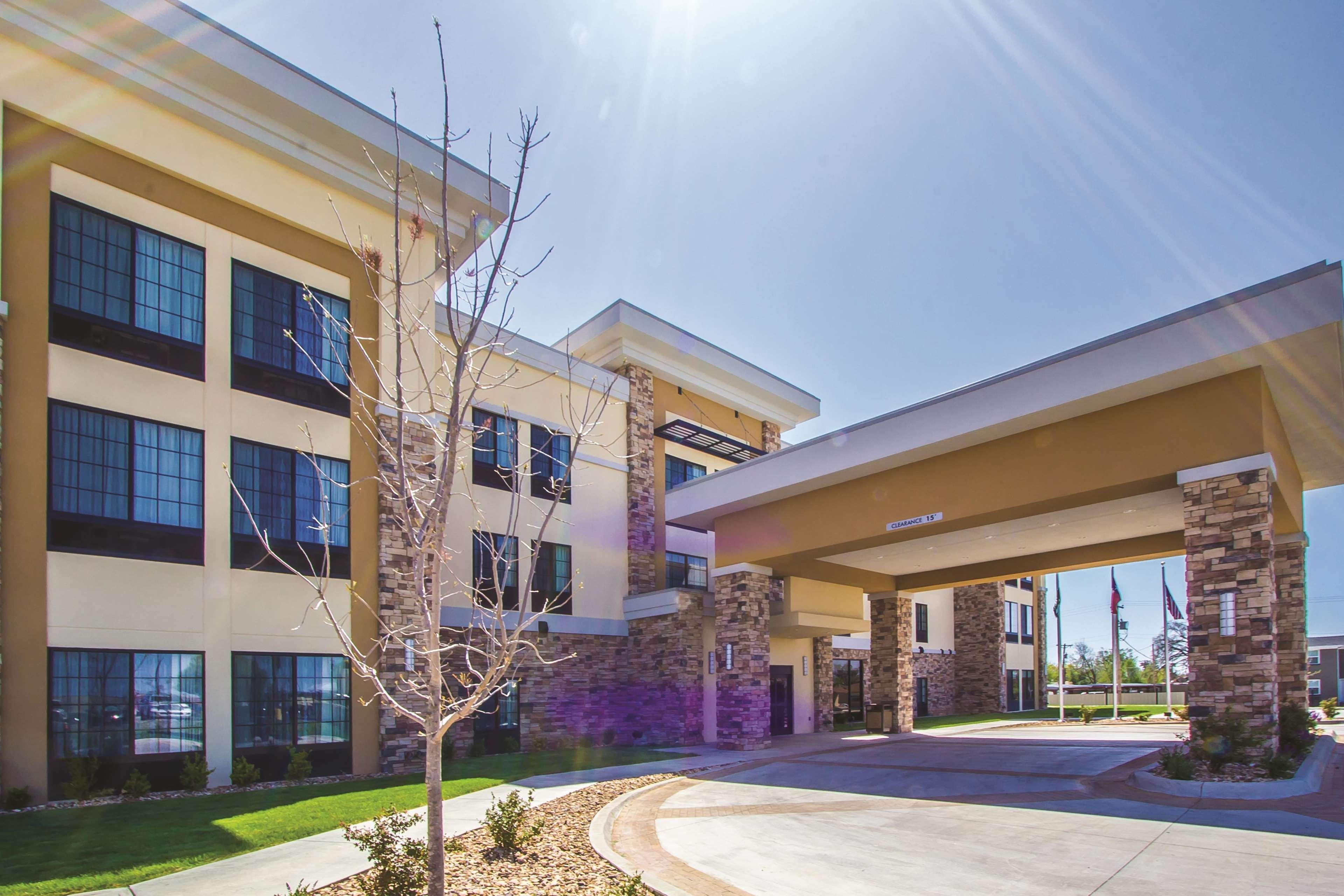 La Quinta By Wyndham Pampa Hotel Exterior foto